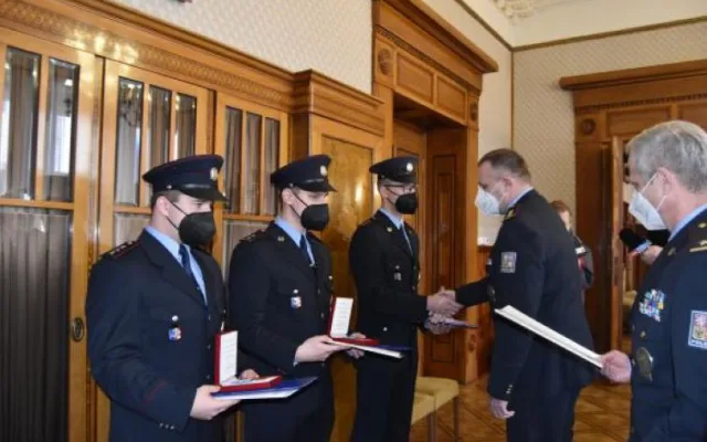 VIDEO: Prostějovští policisté zachránili život prodavači ryb. Mají za to medaile