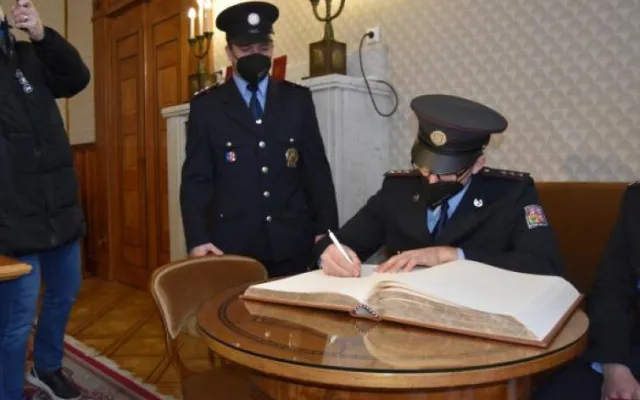 VIDEO: Prostějovští policisté zachránili život prodavači ryb. Mají za to medaile