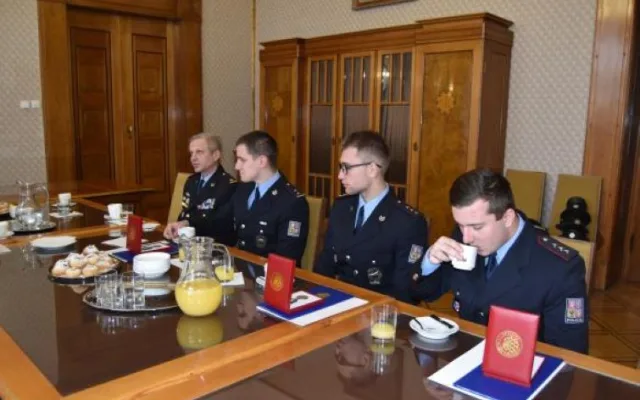 VIDEO: Prostějovští policisté zachránili život prodavači ryb. Mají za to medaile