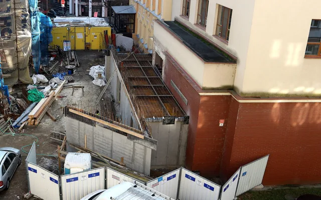 Přístavba mezi Červeným kostelem a budovou ředitelství Vědecké knihovny Olomouc