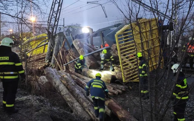 V Prosenicích se srazily dva nákladních vlaky. Doprava na Ostravu je přerušená