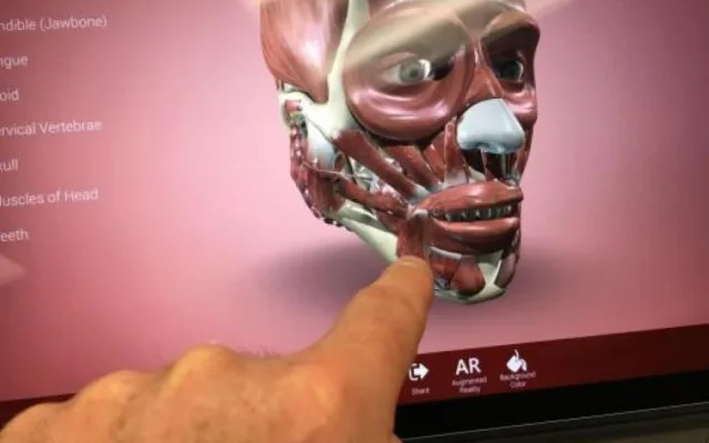 Školáci z Přerova nahlédnou pomocí virtuální reality do molekul nebo na povrch Měsíce