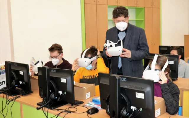 Školáci z Přerova nahlédnou pomocí virtuální reality do molekul nebo na povrch Měsíce