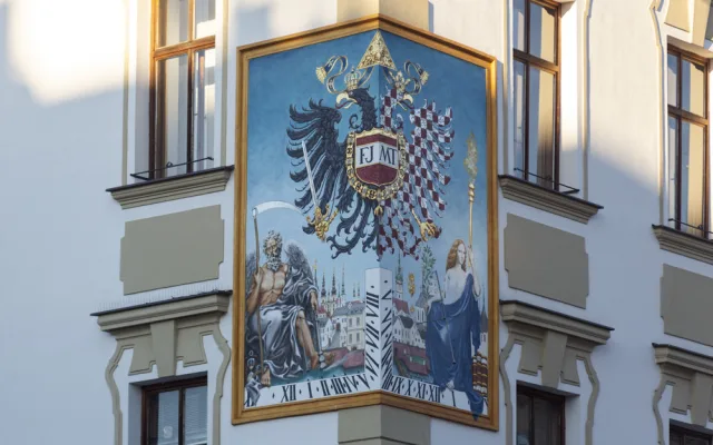 Radomír Surma obnovil barevnost erbů a dalších prvků na budově olomoucké radnice