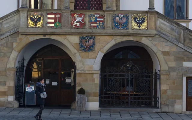 Radomír Surma obnovil barevnost erbů a dalších prvků na budově olomoucké radnice