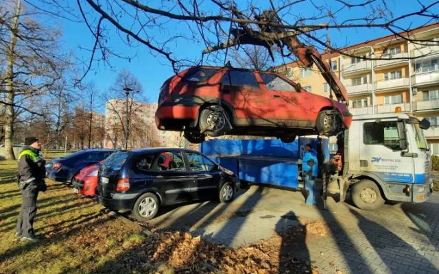 Radnice nechala odtáhnout dalších pět vraků z ulic Prostějova