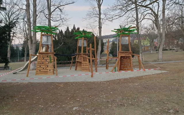 Ve Šternberku budí pozornost nové prolézačky pro děti, takzvané stromověže