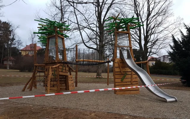 Ve Šternberku budí pozornost nové prolézačky pro děti, takzvané stromověže