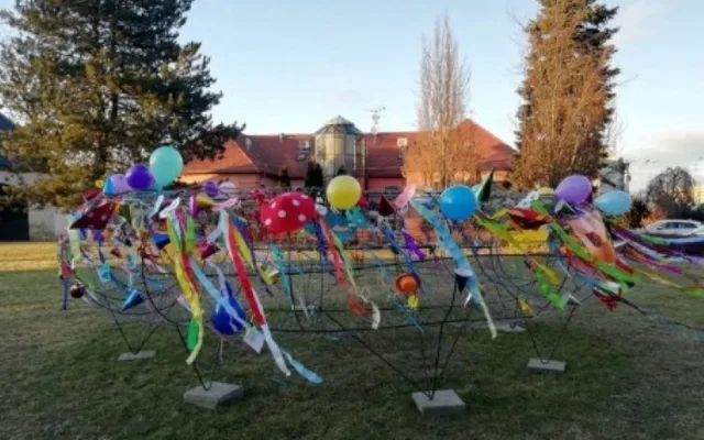 před zámkem v Hranicích vystřídaly vánoční výzdobu Masopustní masky