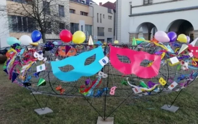 před zámkem v Hranicích vystřídaly vánoční výzdobu Masopustní masky