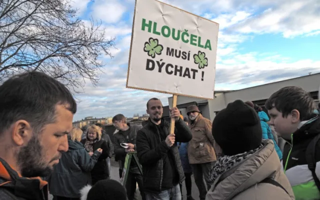 Patnáct set lidí je proti výstavbě u lesoparku Houčela. Odmítají kšefty s územním plánem