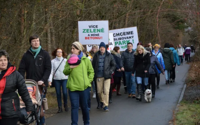 Patnáct set lidí je proti výstavbě u lesoparku Houčela. Odmítají kšefty s územním plánem