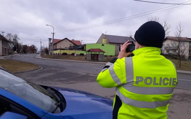 Policisté kontrolovali řidiče. Mercedes se po Olomouci řítil devadesátkou