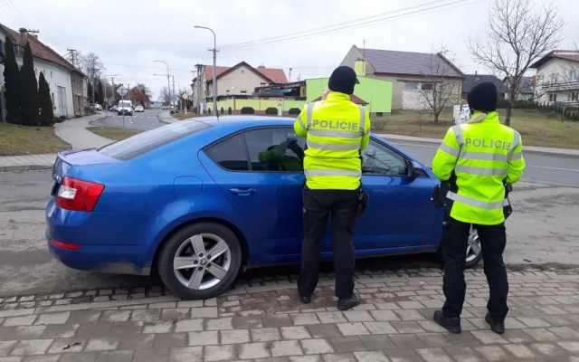 Policisté kontrolovali řidiče. Mercedes se po Olomouci řítil devadesátkou