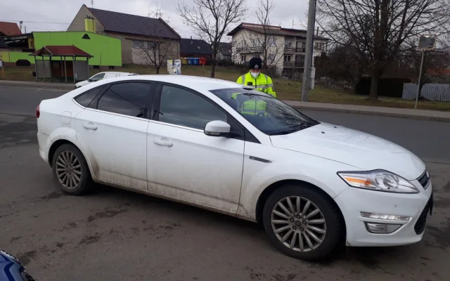 Policisté kontrolovali řidiče. Mercedes se po Olomouci řítil devadesátkou