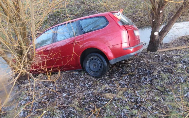 Řidič skončil s autem v potoce, když chtěl zastavit v Mohelnici na parkovišti