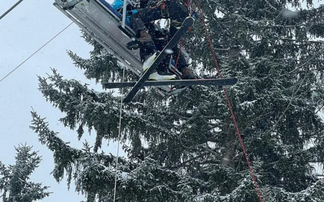 V Jeseníkách se zasekla lanovka se 130 lidmi. Zásah komplikoval ostrý vítr a sněžení