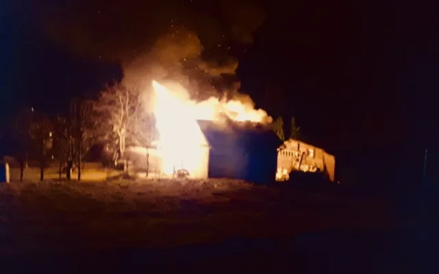 Dřevěnou chatku v Šumperku pohltily plameny. Na místě byly tři jednotky hasičů