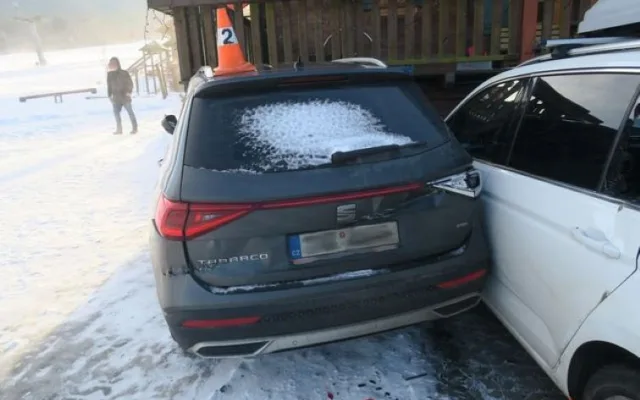 Při úpravách sjezdovky v Ostružné sjel rolbař v noci ze svahu a na parkovišti poškodil tři auta