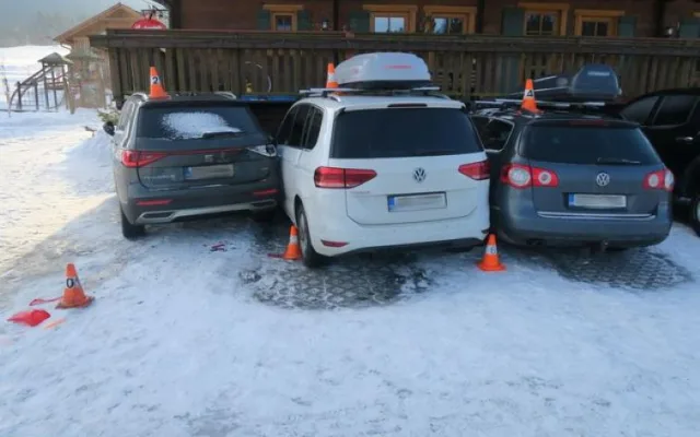 Při úpravách sjezdovky v Ostružné sjel rolbař v noci ze svahu a na parkovišti poškodil tři auta