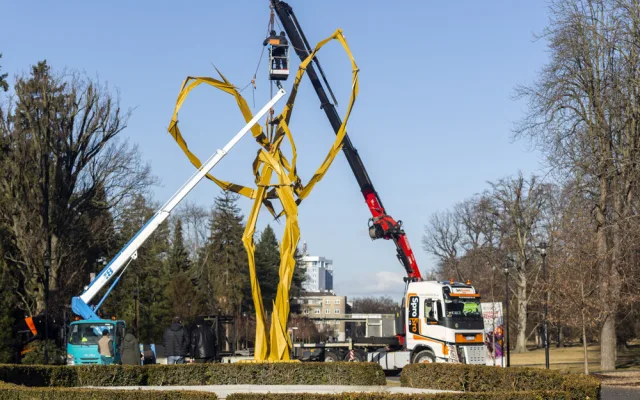 Ukončení instalace uměleckého díla s názvem Stvůra autora Jana Dostála v Rudolfově aleji