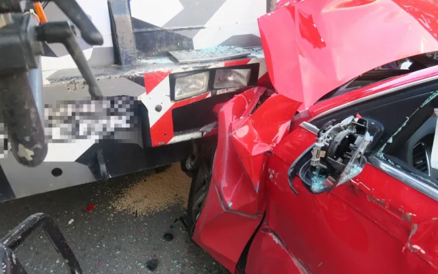 Mohutný autojeřáb v Ludéřově narazil do osobního vozu a zranil dva lidi