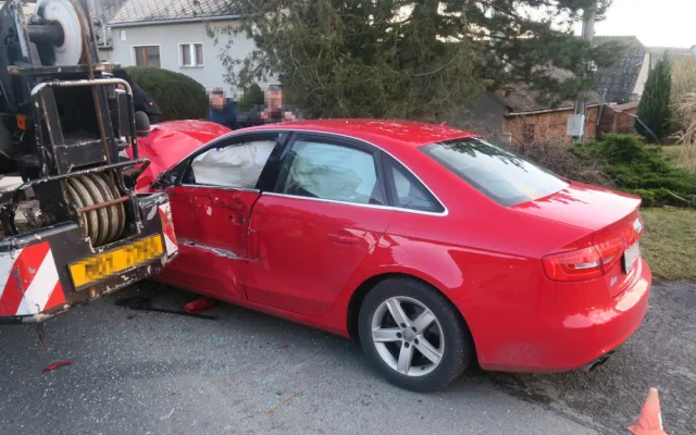 Mohutný autojeřáb v Ludéřově narazil do osobního vozu a zranil dva lidi