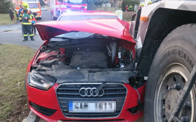 Mohutný autojeřáb v Ludéřově narazil do osobního vozu a zranil dva lidi