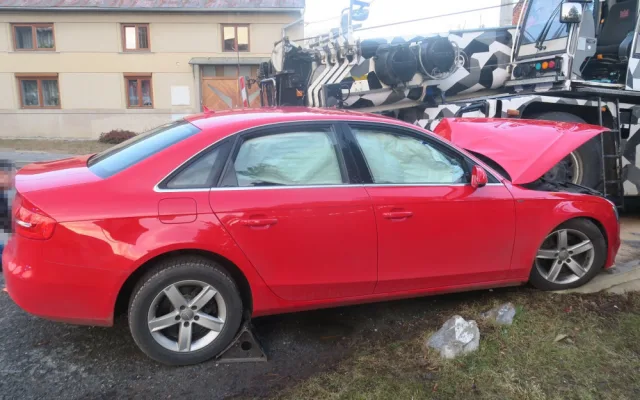 Mohutný autojeřáb v Ludéřově narazil do osobního vozu a zranil dva lidi