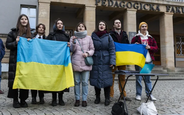 Ukrajino jsme s tebou! Lidé na olomouckém náměstí vyjádřili podporu napadenému státu
