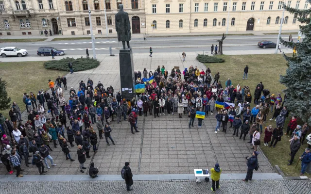 Ukrajino jsme s tebou! Lidé na olomouckém náměstí vyjádřili podporu napadenému státu