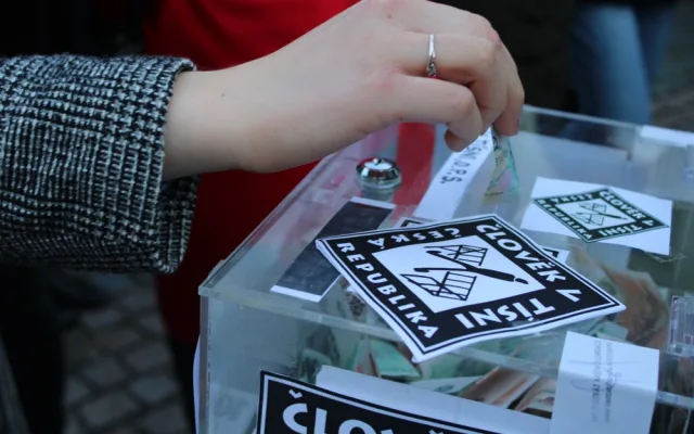 Plné nádvoří na Zbrojnici. Studenti přišli vyjádřit podporu Ukrajině