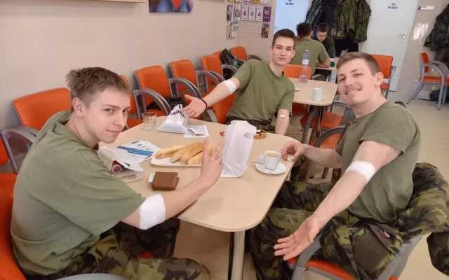 Budoucí vojačky a vojáci již podruhé přijeli do Šumperka darovat krev