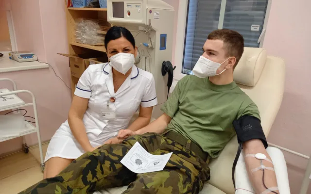 Budoucí vojačky a vojáci již podruhé přijeli do Šumperka darovat krev