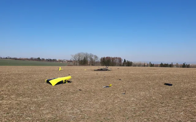Na pole u Olomouce se zřítil ultralehký vrtulník, pilot havárii nepřežil