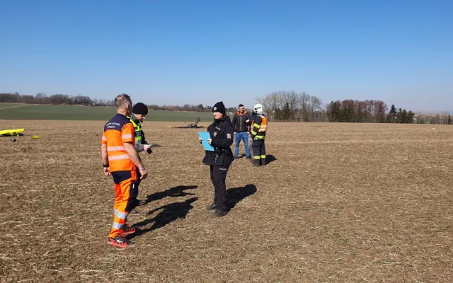 Na pole u Olomouce se zřítil ultralehký vrtulník, pilot havárii nepřežil