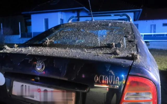 Opilý řidič v noci nezvládl v Pavlovicích svůj automobil. Skončil na střeše