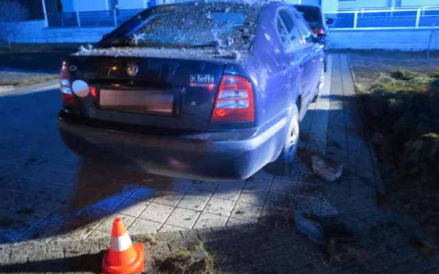 Opilý řidič v noci nezvládl v Pavlovicích svůj automobil. Skončil na střeše