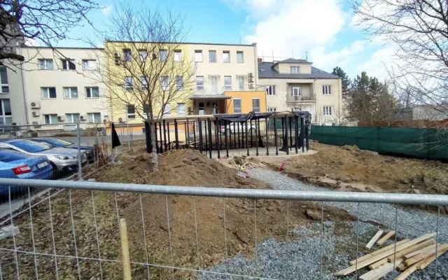 Ve Fakultní nemocnici roste originální kolárna. Stavba bude šetrná k životnímu prostředí