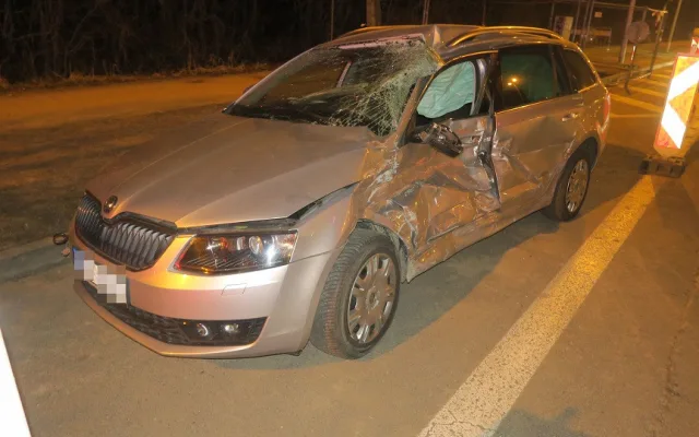 Řidič nedal přednost a narazil do tramvaje. Skončil v olomoucké nemocnici, škoda je milion