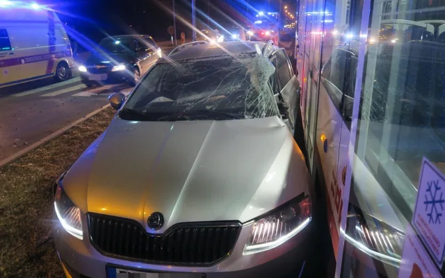 Řidič nedal přednost a narazil do tramvaje. Skončil v olomoucké nemocnici, škoda je milion