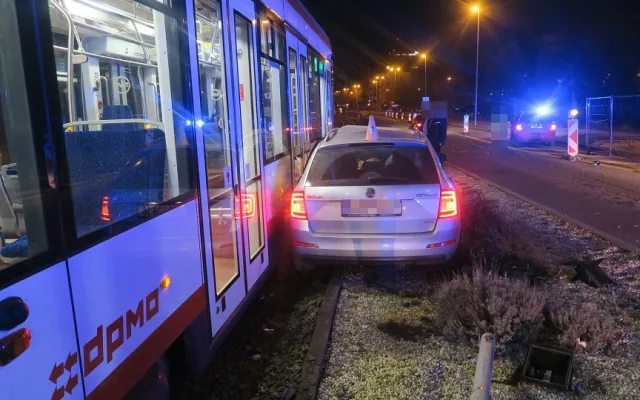 Řidič nedal přednost a narazil do tramvaje. Skončil v olomoucké nemocnici, škoda je milion