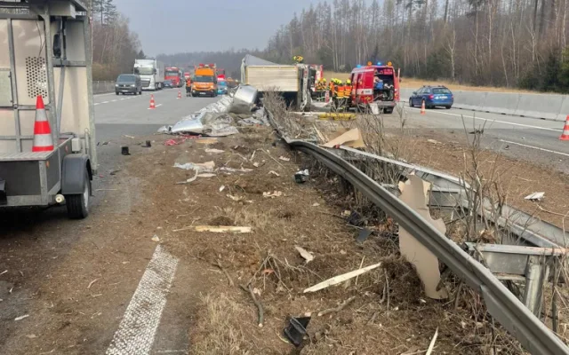 Dálnice z Ostravy je před Velkým Újezdem uzavřená kvůli havárii nákladního vozidla