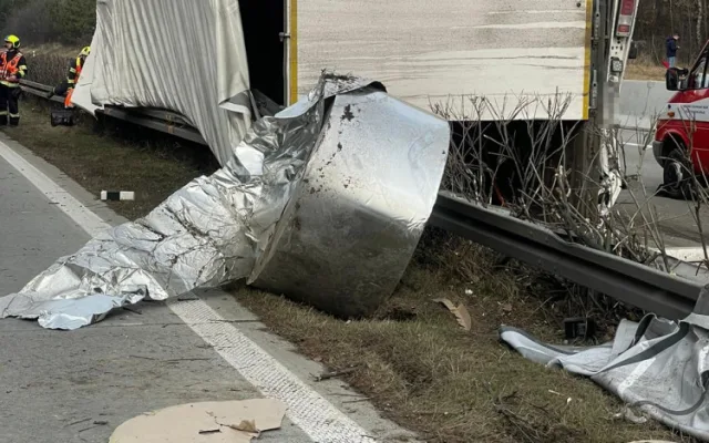 Dálnice z Ostravy je před Velkým Újezdem uzavřená kvůli havárii nákladního vozidla