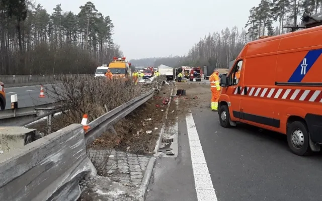 Dálnice z Ostravy je před Velkým Újezdem uzavřená kvůli havárii nákladního vozidla
