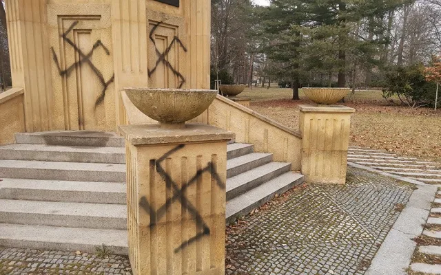 Neznámý vandal nasprejoval hákové kříže na olomoucký památník Rudé armády