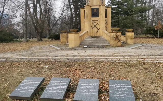 Neznámý vandal nasprejoval hákové kříže na olomoucký památník Rudé armády