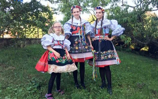 Karolínka s Downovým syndromem chodí do běžné školy, lyžuje a tancuje