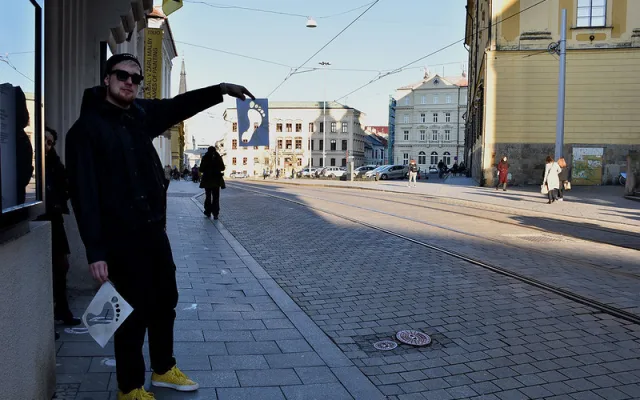 Nasprejované bílé stopy v Olomouci. Festival Jeden svět odstartuje příští pondělí