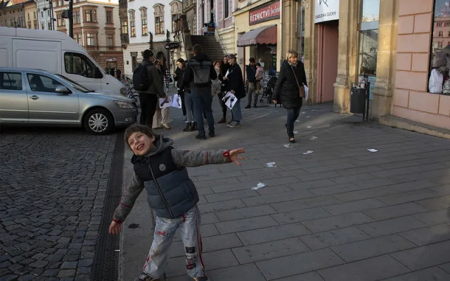 Nasprejované bílé stopy v Olomouci. Festival Jeden svět odstartuje příští pondělí